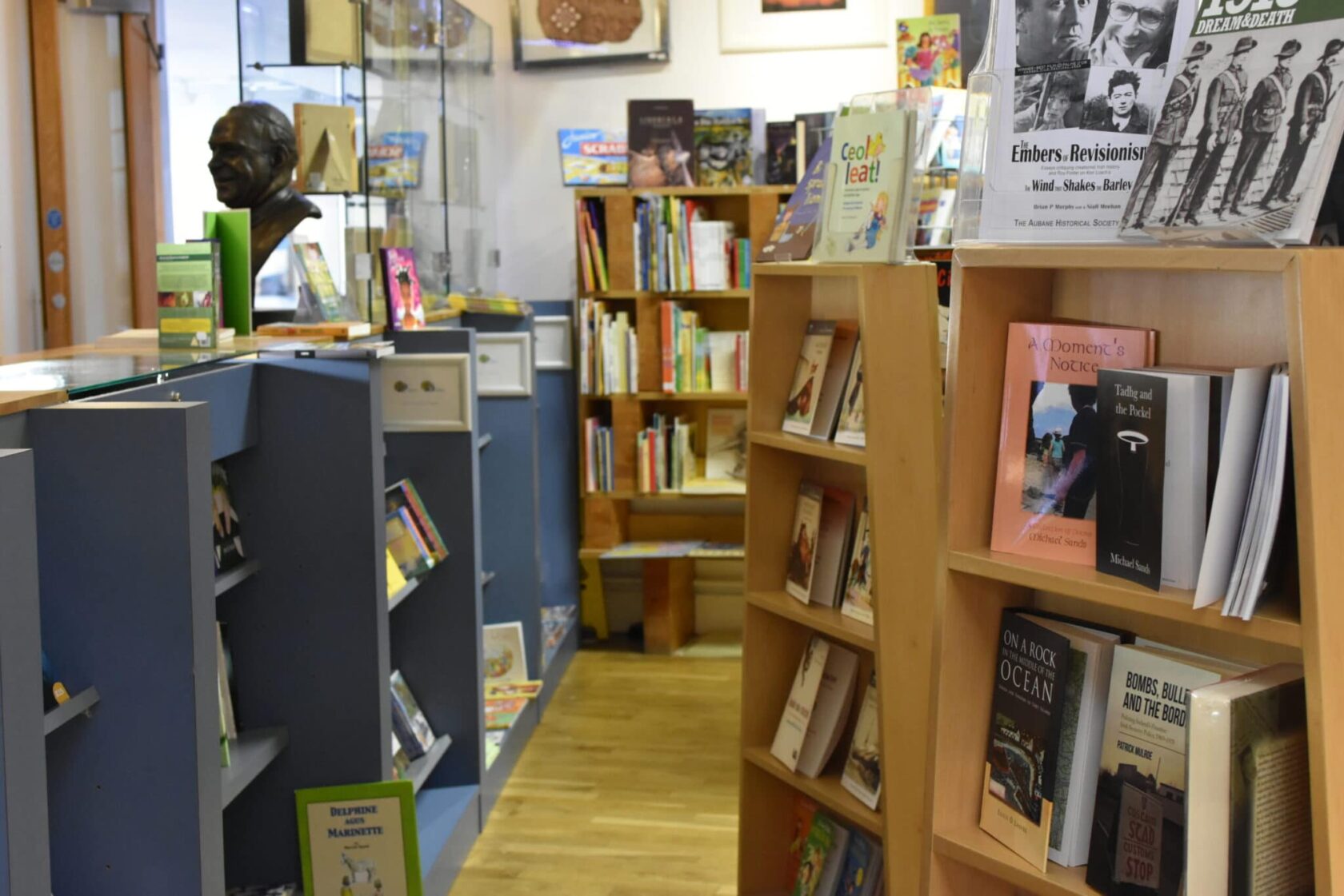 An Ceathrú Póilí bookshelves